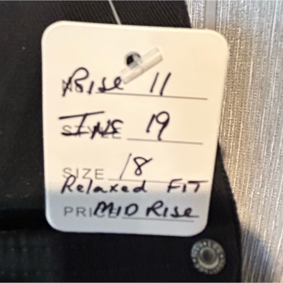 Bag006. NWT Lee Relaxed fit mid-rise Sz 18 cropped pants, black. - Picture 3 of 4